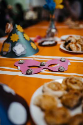 Masopustní veselí dorazilo i k našim klientům z domova a denního stacionáře na Vinohradech!