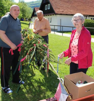 Stavění máje a voňavá káva pod sluncem